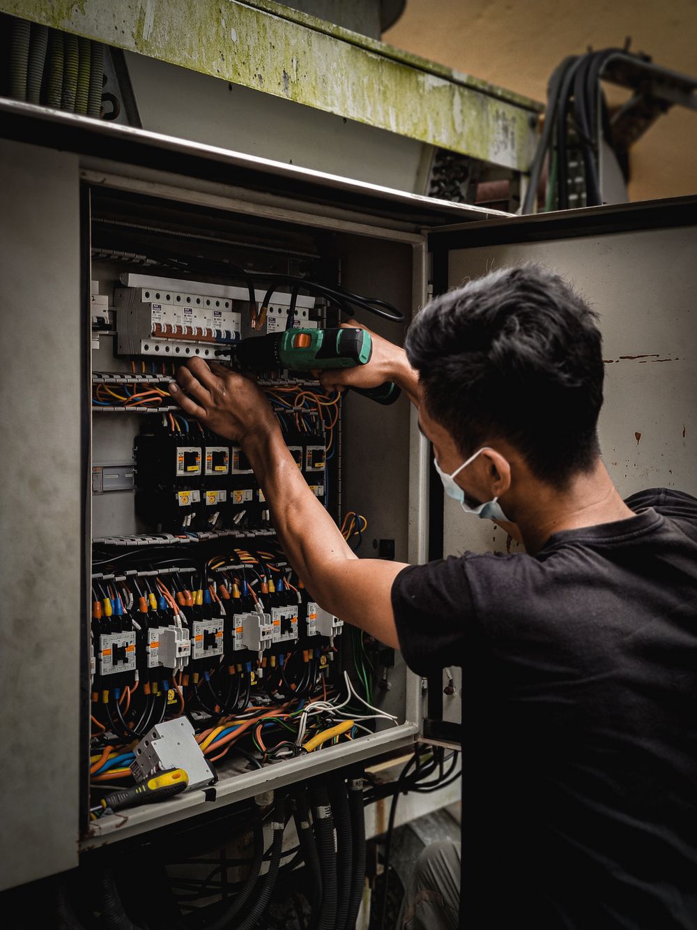 Trabajo en un cuadro eléctrico; fotografía ilustrativa